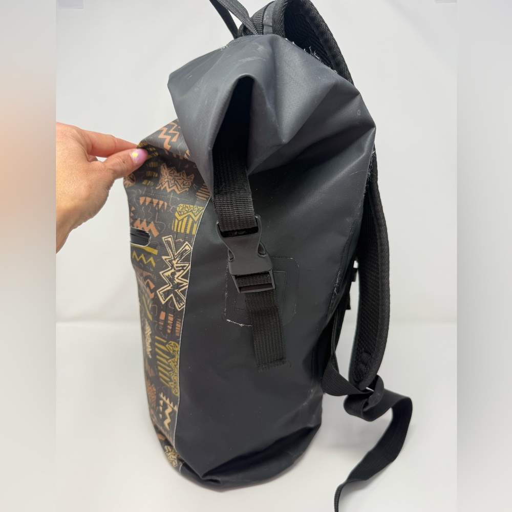 Local Motion Hawai’i Black and Brown Patterned Waterproof Bag - Picture 7 of 15